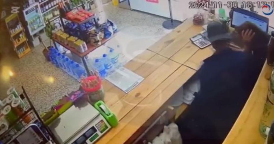 VIDEO Ladroacuten le pegoacute un piedrazo en la cabeza a una mujer para robarle el celular