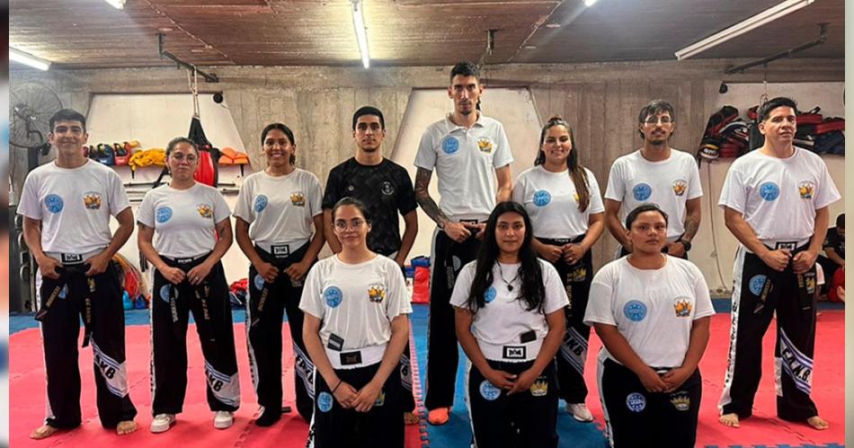 Una treintena de kickboxers rindieron exaacutemenes de cinturones de color