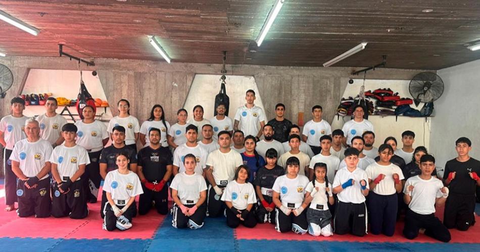 Una treintena de kickboxers rindieron exaacutemenes de cinturones de color