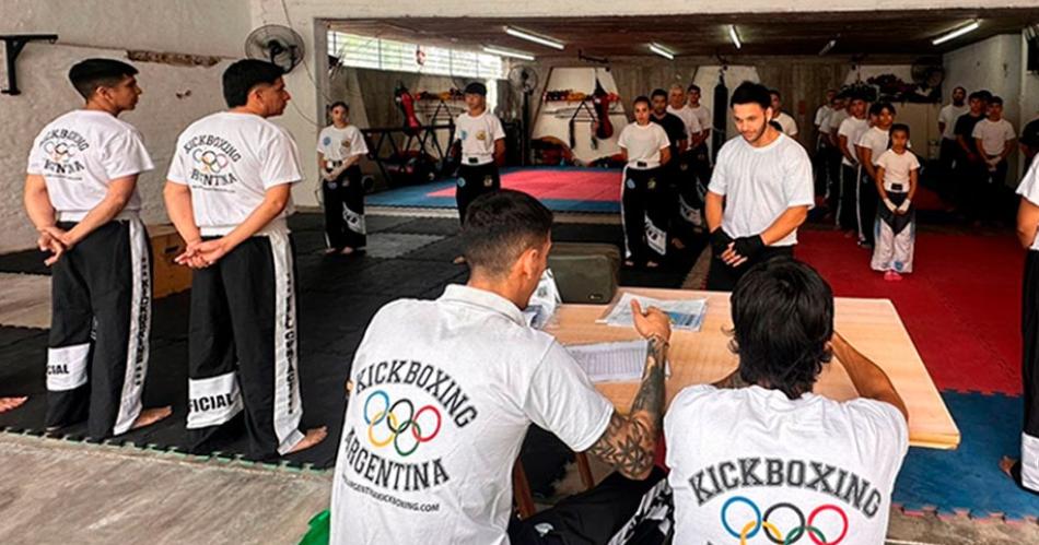 Una treintena de kickboxers rindieron exaacutemenes de cinturones de color