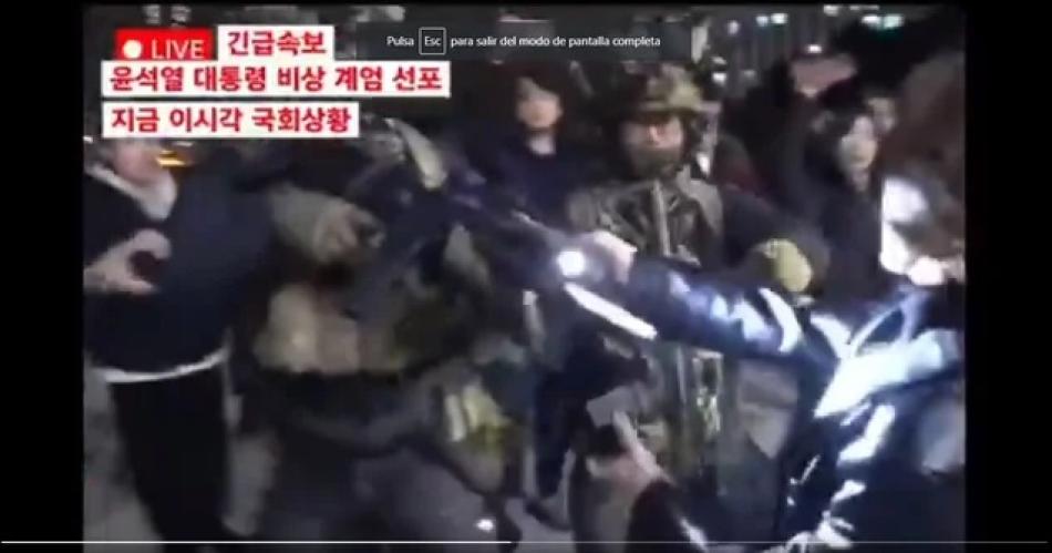 Impactante enfrentamiento de poliacutetica opositora con soldado en Corea del Sur