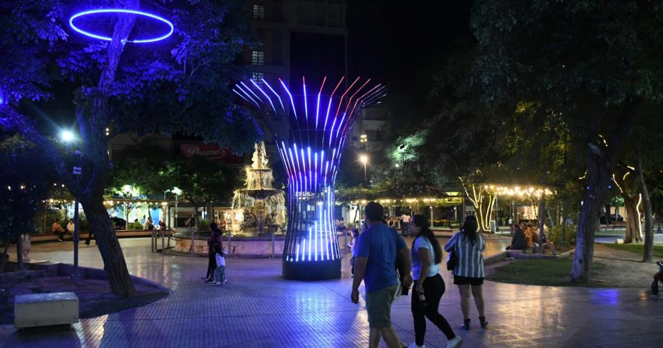 La Municipalidad encendioacute las luces ornamentales navidentildeas y el aacuterbol elaborado con materiales reciclados