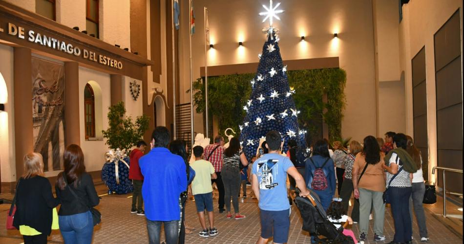 La Municipalidad encendioacute las luces ornamentales navidentildeas y el aacuterbol elaborado con materiales reciclados