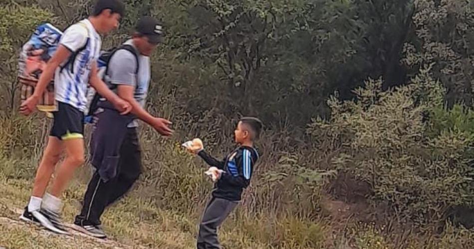 Los milagros existen- Giacuteo lo sabe y para agradecer asistioacute a peregrinos en la ruta luego llegoacute al altar con su mamaacute