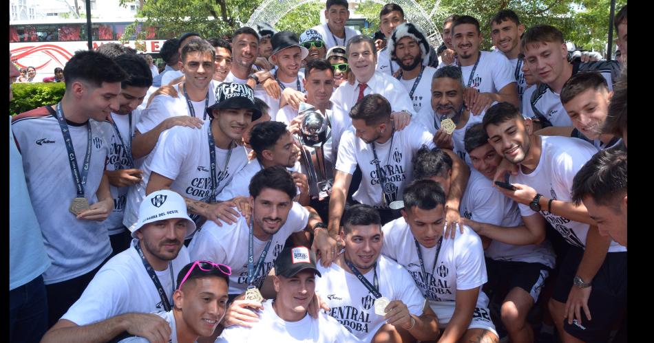 CELEBRACIÓN Los jugadores llegaron a Santiago y fueron recibidos por el gobernador Gerardo Zamora en la explanada de la Casa de Gobierno