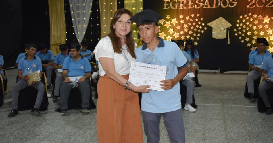 Emotivo acto de egreso en la Escuela Teacutecnica de Fernaacutendez