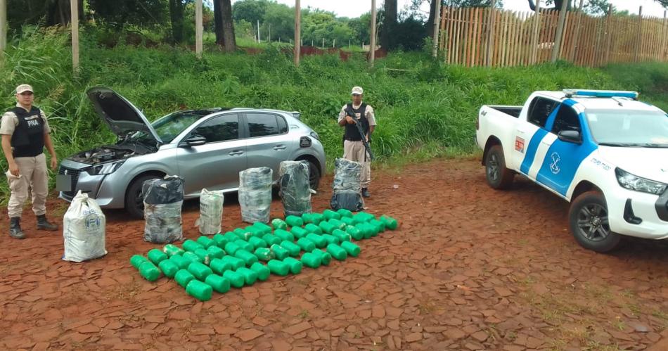 Una persecucioacuten policial culminoacute con el hallazgo de maacutes de 180 paquetes de marihuana