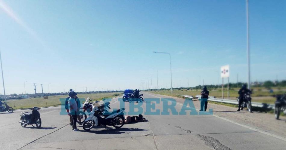 Choque de motos en Av Circunvalacioacuten y Lavalle- una mujer resultoacute herida