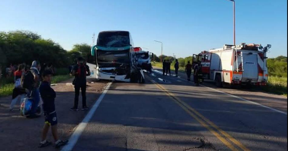 Choque muacuteltiple de camiones y micro dejoacute personas atrapadas en ruta 34 