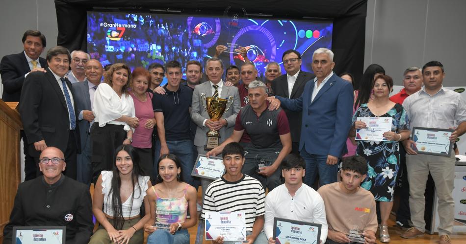 LOS MEJORES Todos los deportistas premiados posaron con el ganador de la Copa Canal 7