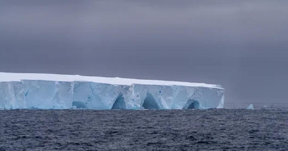 Se desprendioacute el iceberg maacutes grande del mundo y lo ubicaron navegando por el Atlaacutentico Sur