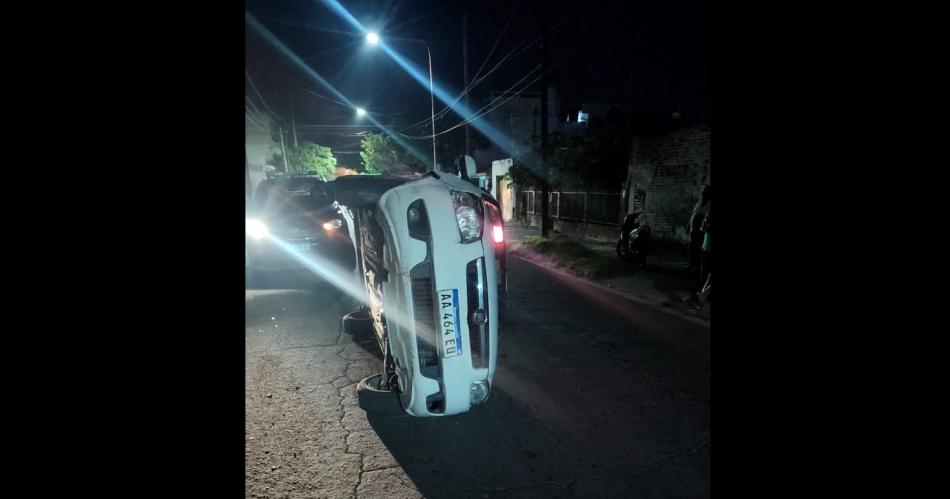 Remisero chocoacute con un auto estacionado y volcoacute