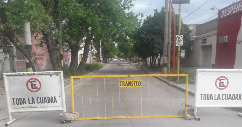 Realizan corte de calle en Olaechea y Alsina por reparaciones de un desaguumle pluvial