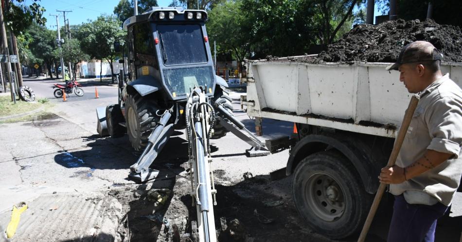 Trabajaron en la desobstruccioacuten  de un desaguumle de los barrios Huaico Hondo y Jorge Newbery