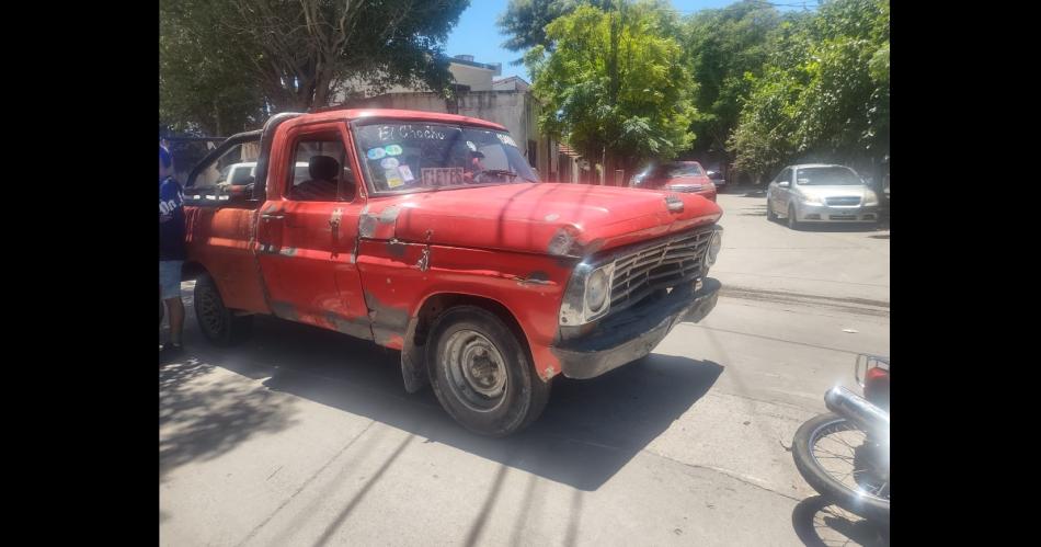 Una camioneta sin frenos chocoacute a una moto y a un peatoacuten en plena Av Moreno