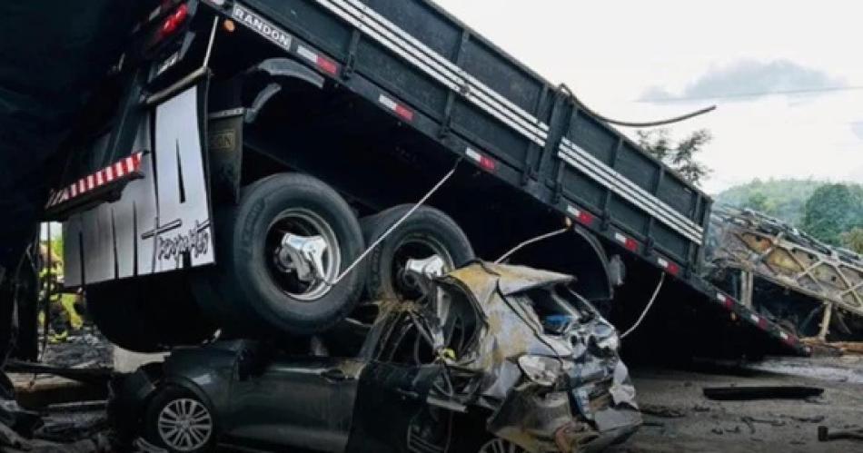 Al menos 38 muertos en un fatal accidente de traacutensito en Brasil