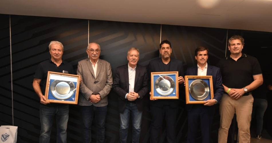 El jefe de gabinete entregoacute reconocimientos a directivos de la Liga Profesional de Fuacutetbol y de los clubes finalistas del Trofeo de Campeones