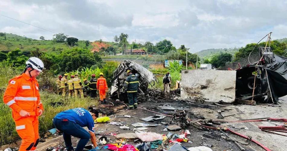 Horror y tragedia- al menos 38 muertos por el choque e incendio de un micro en Brasil