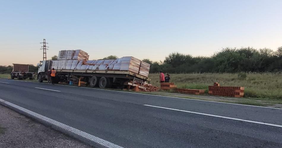 Susto en Ruta 9- camioacuten cargado de ladrillos sufrioacute desperfectos mecaacutenicos