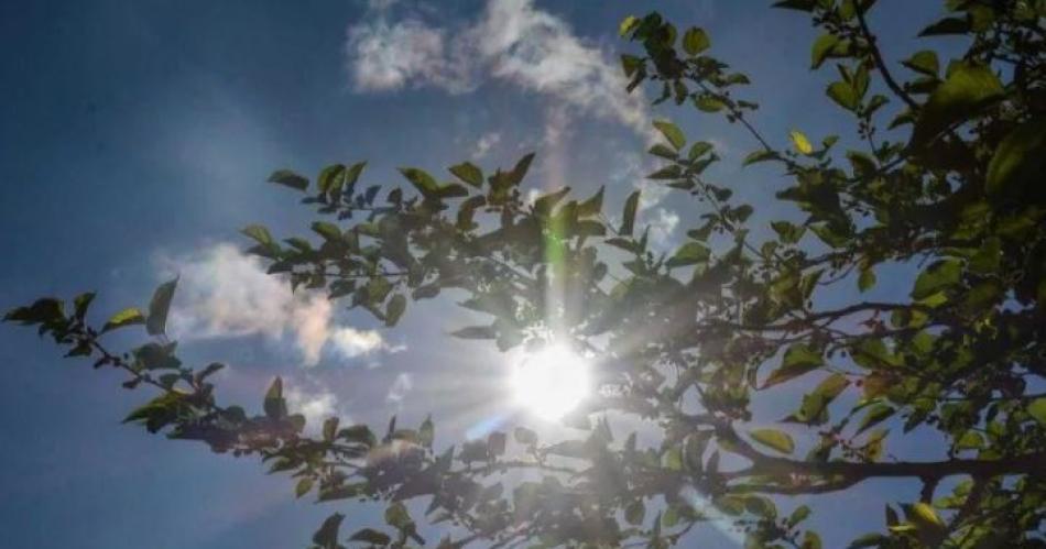 Calor humedad y viento el pronoacutestico para Santiago en este inicio de semana