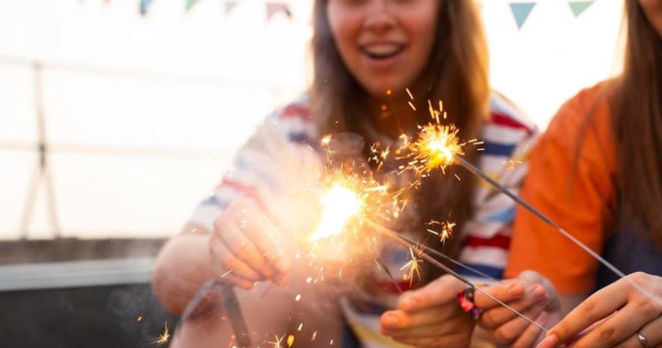 Las fiestas de fin de antildeo traen alegriacutea pero tambieacuten riesgos para la salud ocular