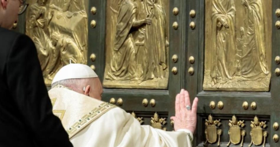 El Papa abrioacute la Puerta Santa de la Basiacutelica de San Pedro e inauguroacute el Antildeo Santo 2025