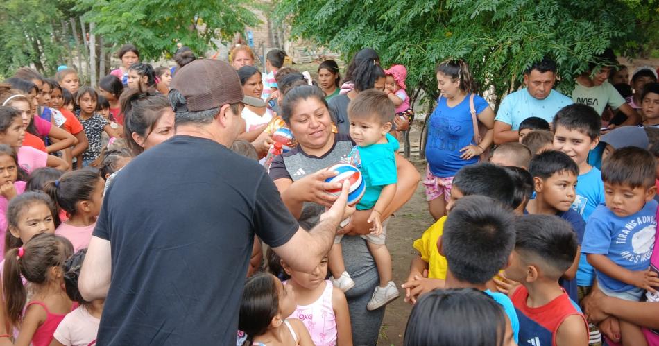 Llevan alegriacutea navidentildea a nintildeos del pueblo y de cuarenta parajes rurales