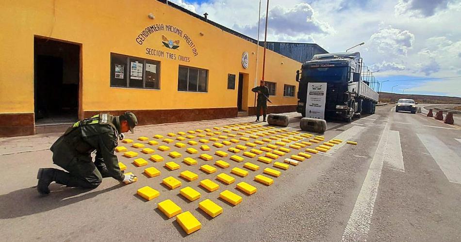 Gendarmes secuestraron maacutes de 136 kilos de cocaiacutena de un camioacuten en Jujuy