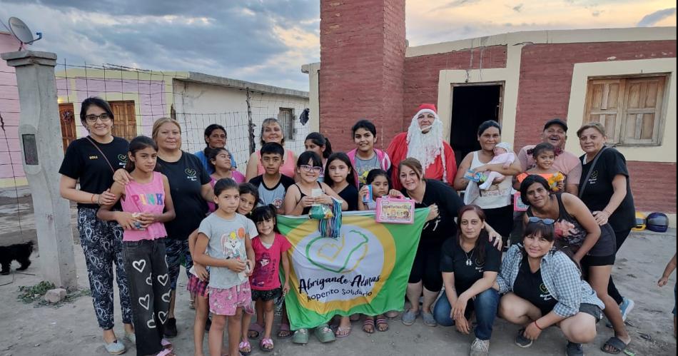 Papaacute Noel del roperito Abrigando Almas  celebroacute una gran Navidad solidaria