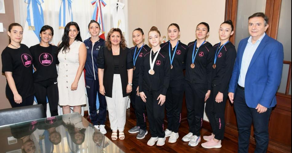 Fuentes recibioacute en el saloacuten de acuerdos a la atleta de gimnasia riacutetmica premiada a nivel internacional