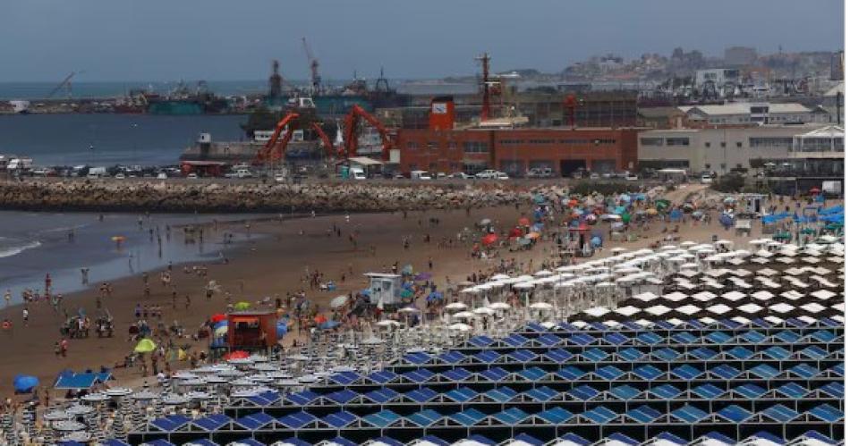 Verano en Mar del Plata 2025- cuaacutento cuesta alquilar carpas y sombrillas en la playa