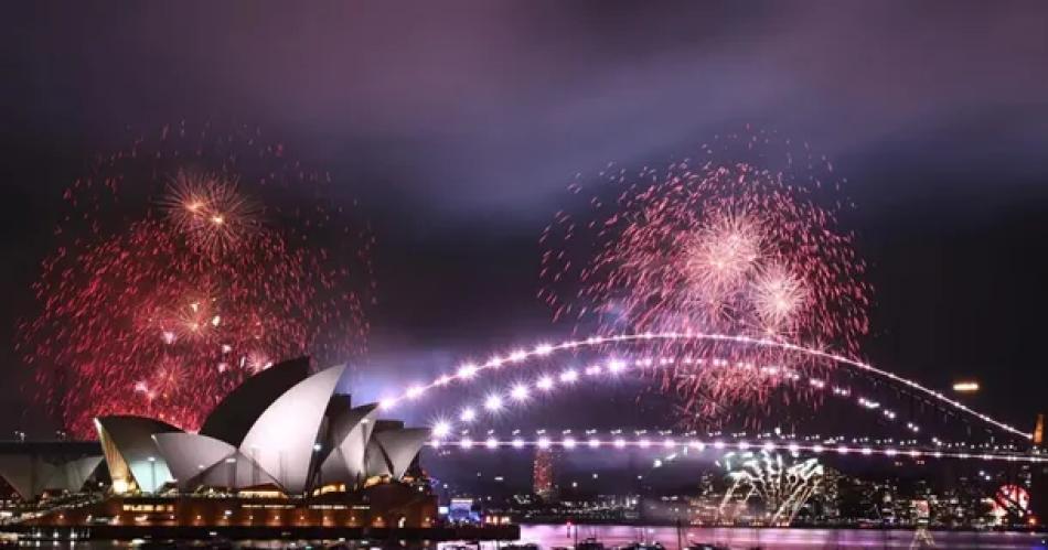 VIDEO  Australia recibioacute el 2025 con un show de Robbie Williams y fuegos artificiales