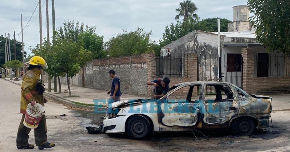 IMPACTANTE VIDEO Un incendio consumioacute por completo un auto en el barrio Ejeacutercito Argentino