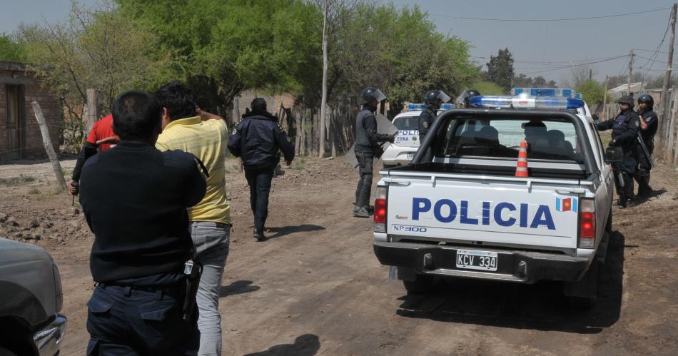 Un sujeto amenazoacute con matarse arrojaacutendose desde un antena