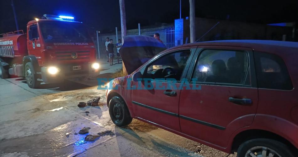 Bomberos logran controlar el incendio de un automoacutevil