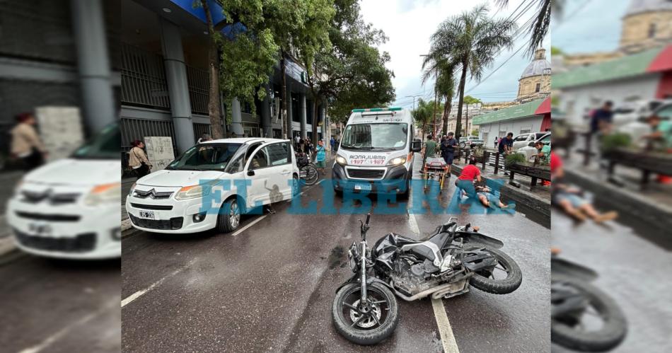 Un policiacutea resultoacute herido tras fuerte choque en plena Avenida Belgrano