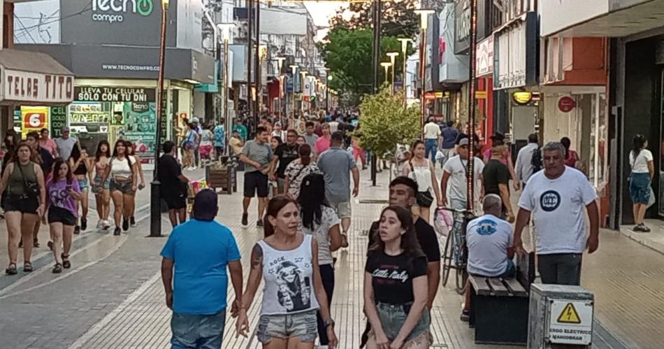 Intensa actividad en el centro santiaguentildeo en la previa de Reyes