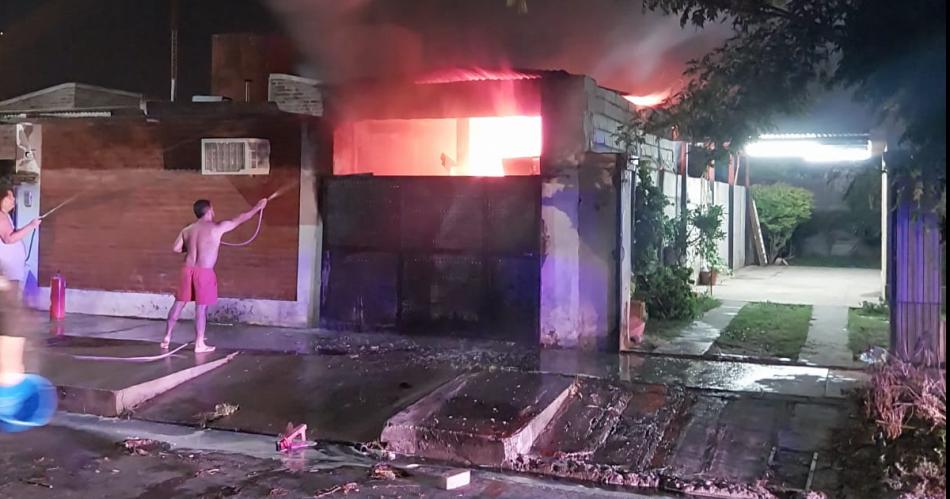 Un garaje se prendioacute fuego y atemorizoacute a vecinos del barrio San Germes