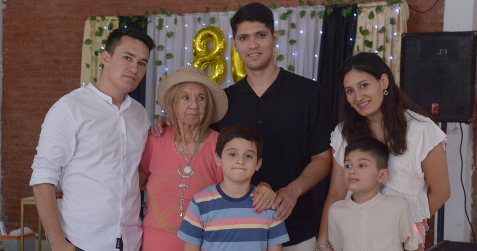 IRMA CHAacuteVEZ FESTEJOacute SUS 80 ANtildeOS