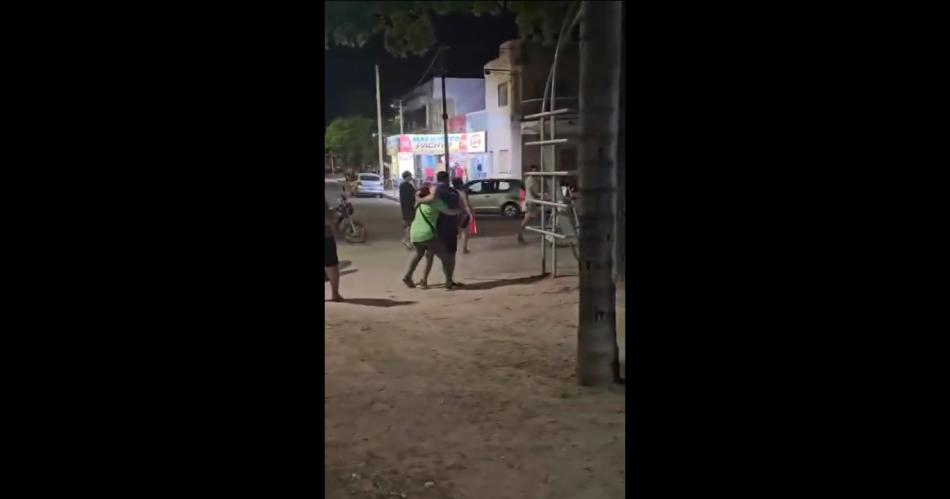 VIDEO  Violento enfrentamiento en Plaza Belgrano- un hombre fue herido con un machete en La Banda