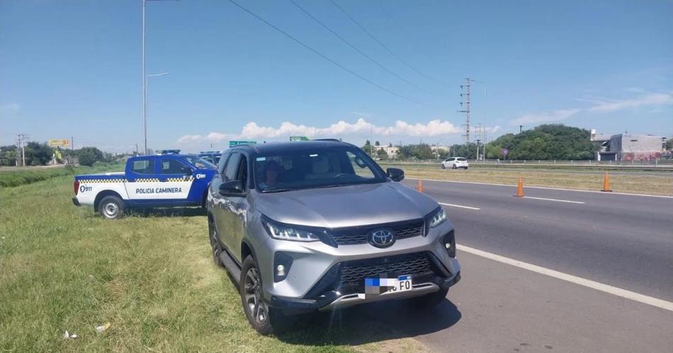 Furia de carretera- lo multaron por exceso de velocidad y se agarroacute a las pintildeas con los policiacuteas