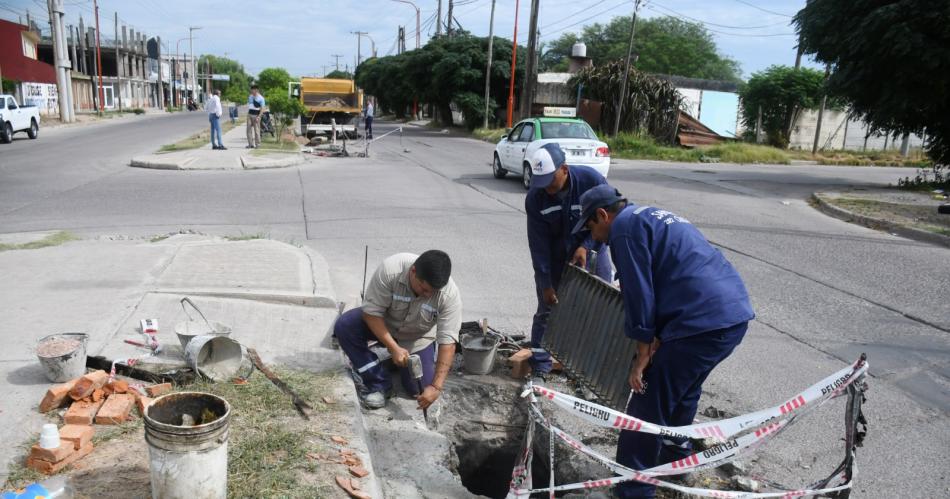 Obras Puacuteblicas de la Municipalidad trabaja en la reposicioacuten de rejillas de desaguumles que fueron sustraiacutedas