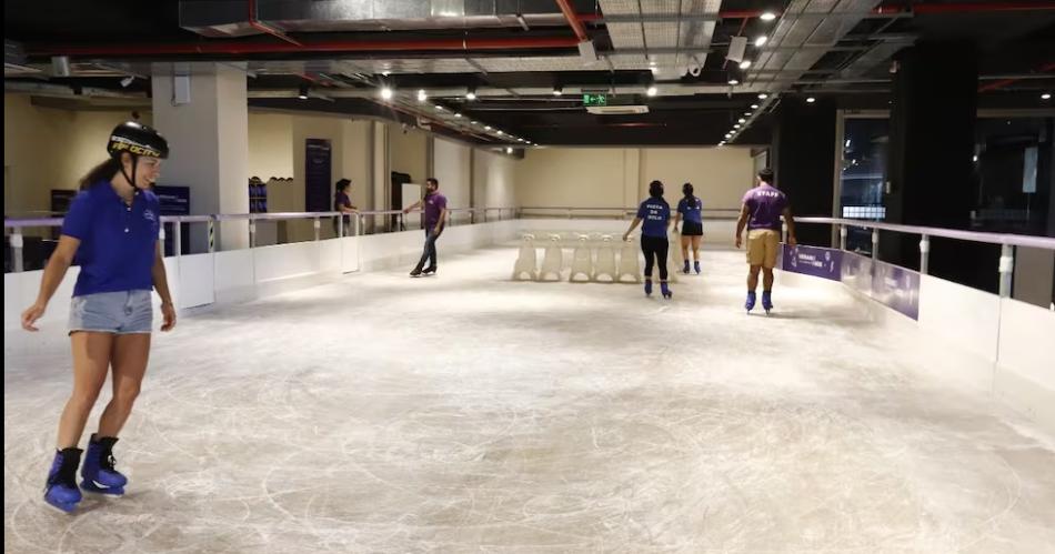 Carlos Paz suma a su oferta 2025 una pista de patinaje sobre hielo