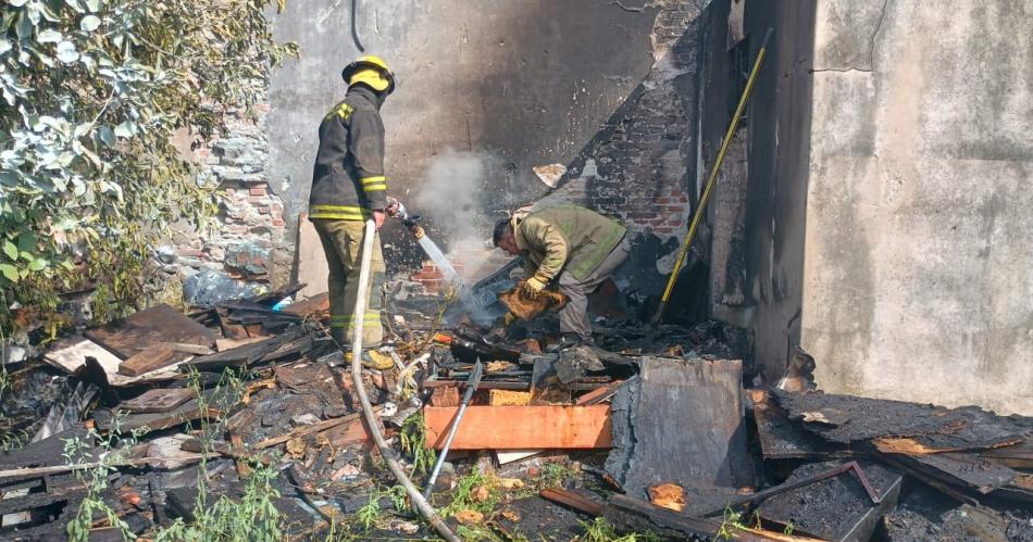 Bomberos Voluntarios sofocaron incendio en un depoacutesito comercial