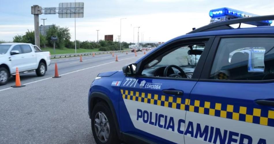 Turista santiaguentildeo tras las rejas por intentar coimear a policiacuteas de Coacuterdoba