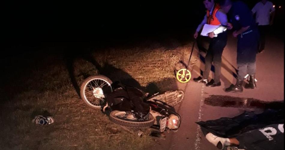 Motociclista murioacute al chocar con auto que intentoacute sobrepasar