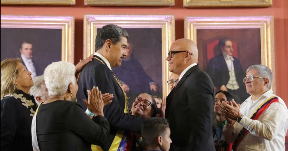 Maduro juroacute ante la Asamblea y extiende su era en Venezuela