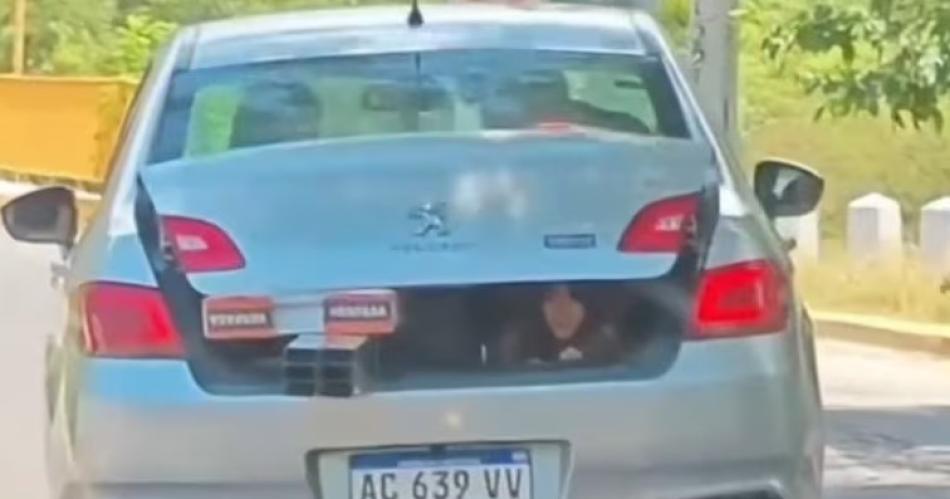 VIDEO Filman a un juez llevando a su hija en el bauacutel del auto- ahora le suspendieron la licencia 