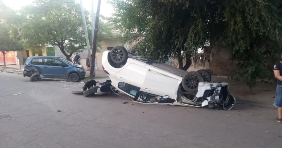 Joven alcoholizado chocoacute con un auto estacionado y volcoacute se salvoacute de milagro