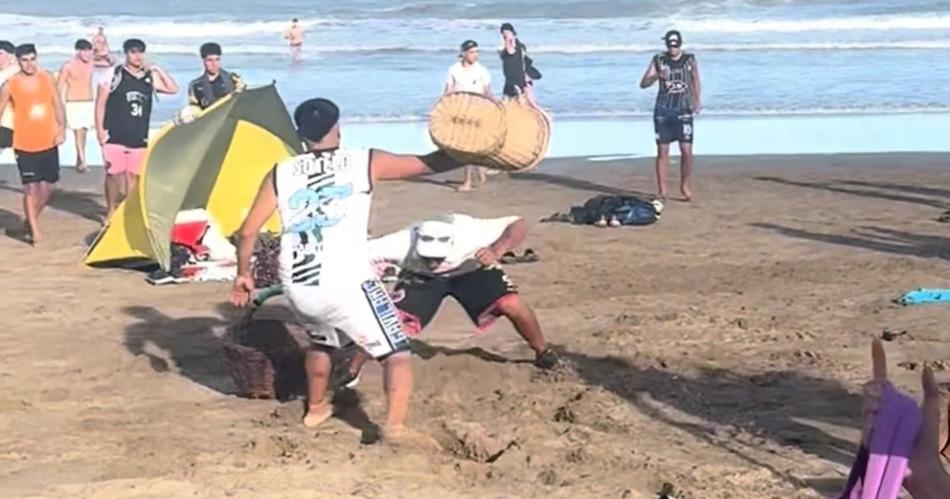 VIDEO Dos vendedores se agarraron a trompadas y canastazos en Villa Gesell